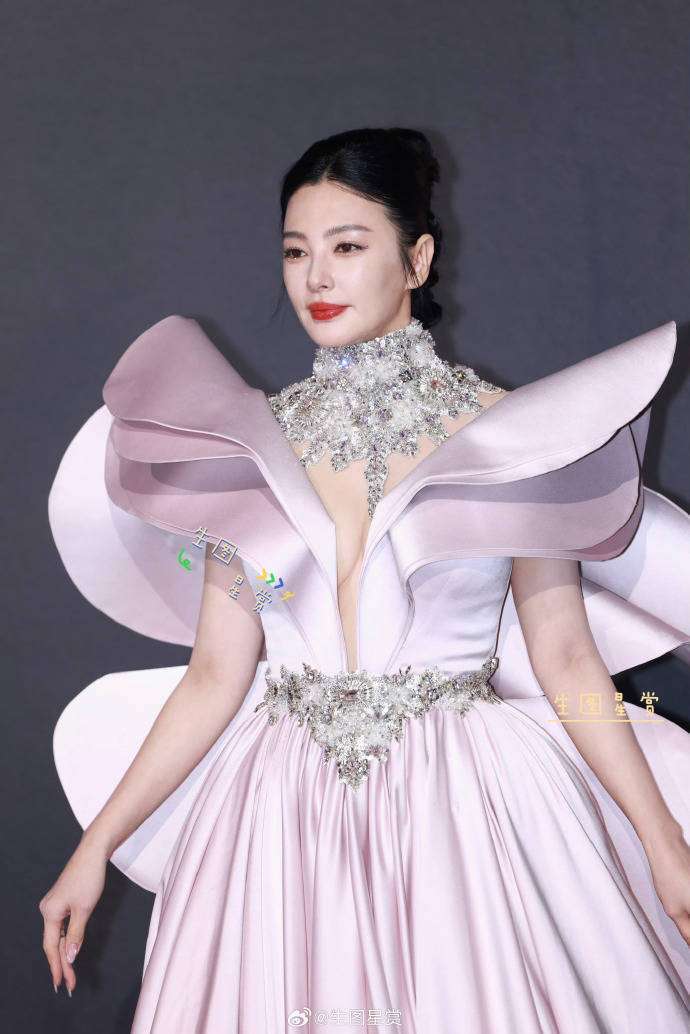 张雨绮红毯生图太敢穿！吊带裙兜不住好身材网友：比精修还惊艳