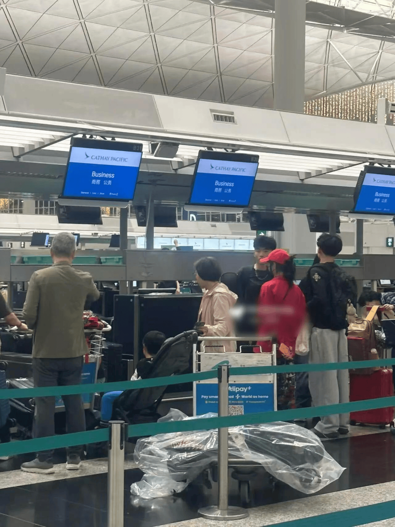 张柏芝和三个儿子飞澳洲，一家四口好有爱，15岁小Q比Lucas还要高