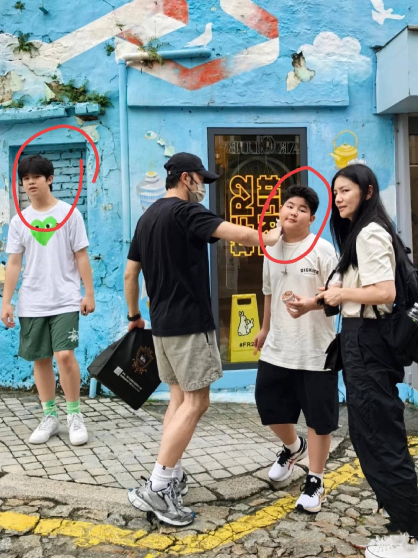 胡可14岁儿子晒留学生活，住60平套房有两面墙衣柜，吃火鸡面解馋