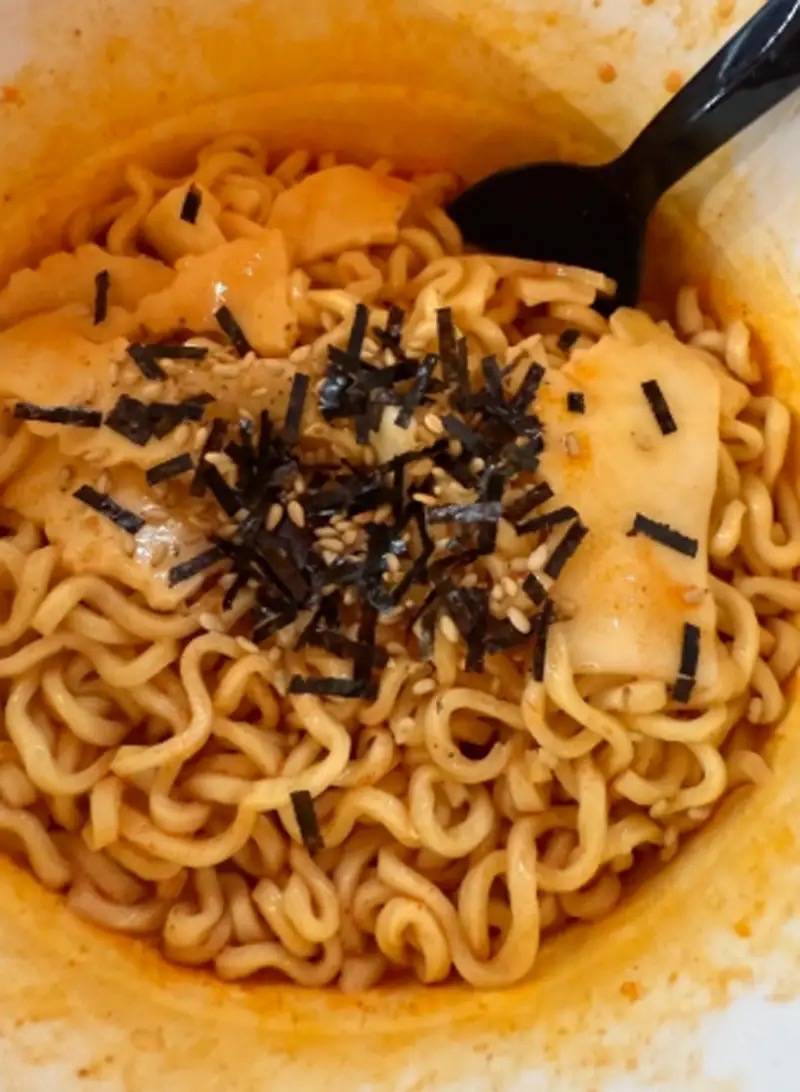 胡可14岁儿子晒留学生活，住60平套房有两面墙衣柜，吃火鸡面解馋