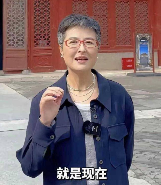 和李铁相守26年，离开央视后财富自由，定居上海，满头白发也坦然