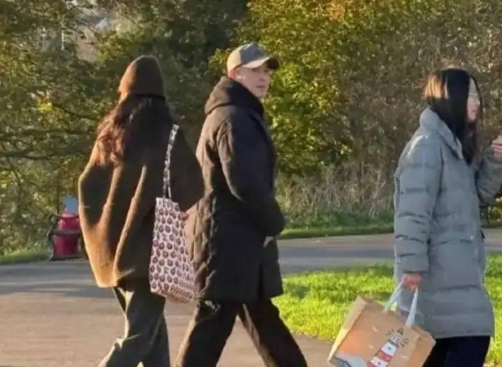 胡可14岁儿子晒留学生活，住60平套房有两面墙衣柜，吃火鸡面解馋