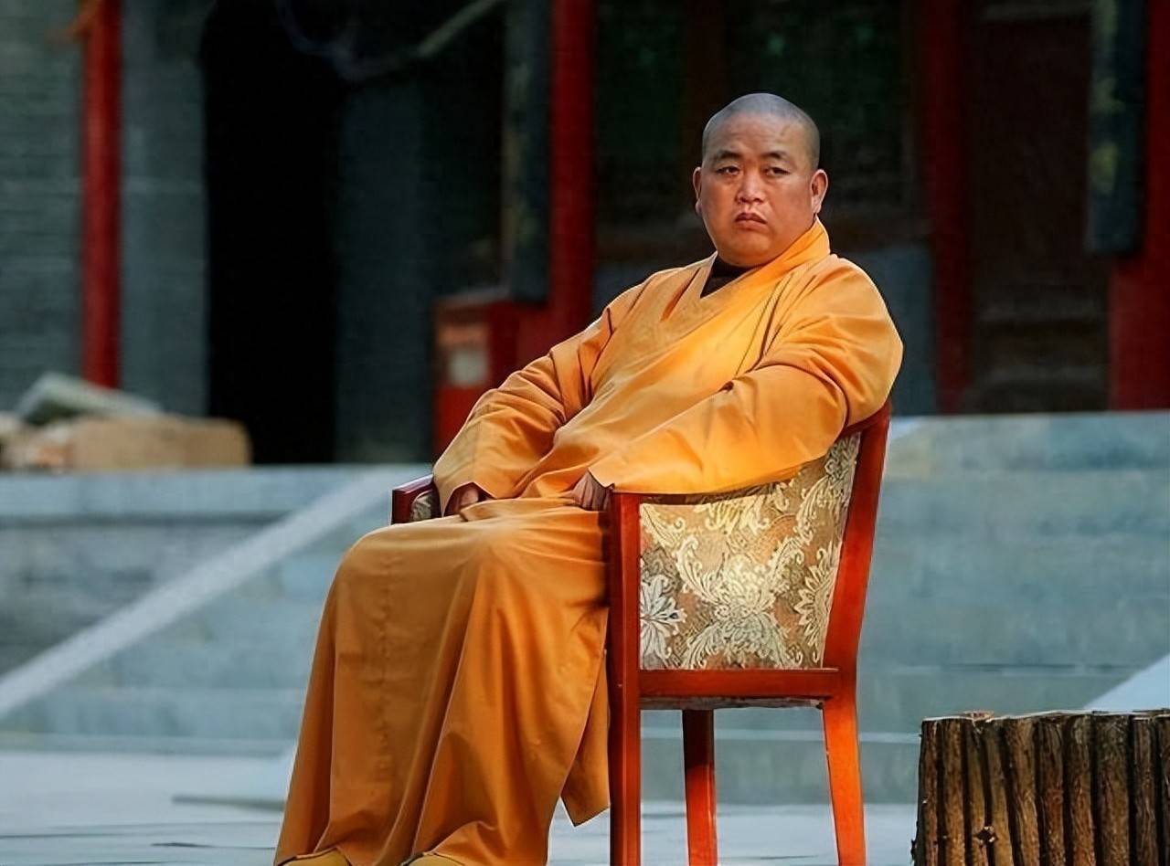 李湘被释永信亲吻旧照曝光：画面辣眼，表情透露她内心有多尴尬