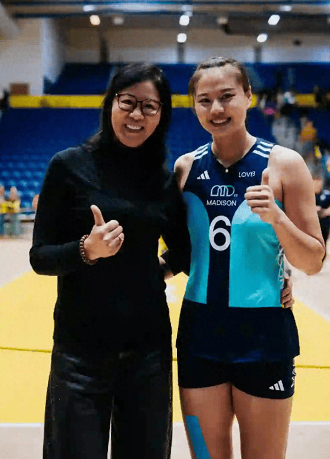 郎平和家人看比赛,退休后更显年轻,白浪反倒显老,母女似同龄人