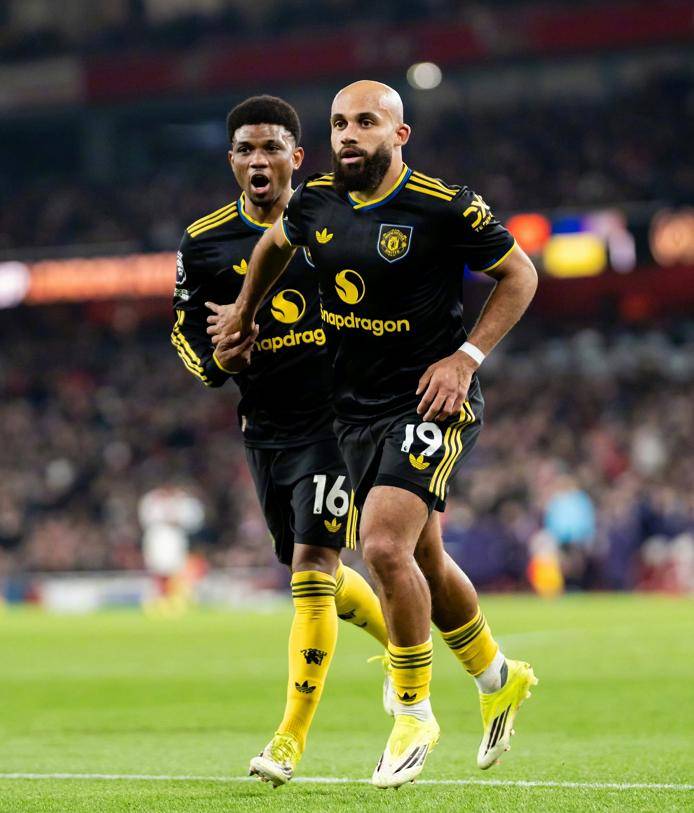 西班牙足球甲级联赛足坛一夜动态：巴萨3-0重返榜首曼联绝杀阿森纳AC米兰21轮不败