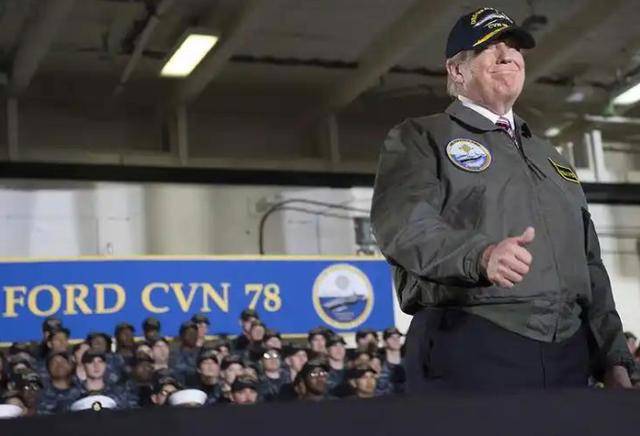 美军派重兵合围,伊朗2艘潜艇进驻霍尔木兹,中俄先断特朗普后路?