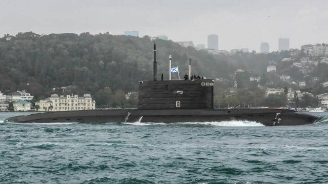 美军派重兵合围,伊朗2艘潜艇进驻霍尔木兹,中俄先断特朗普后路?