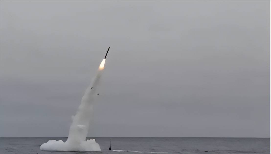 美航母打击群抵达中东，哈梅内伊已藏身地堡避险，国家大权交给儿子马苏德接管！