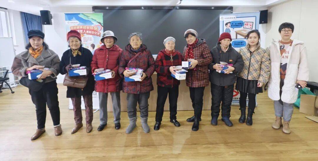 彩票平台- 彩票网站- APP下载 【官网推荐】腊八情谊浓 “马”上有年味 杭州体彩联合松木场社区开展腊八节慰问活动