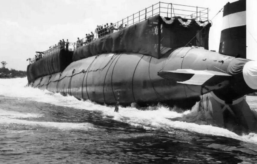 4000吨核潜艇掉入2600米海底悬崖，129人全遇难，22枚核弹下落不明