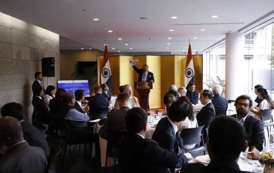 印度阅兵上演戏剧性一幕，歼10C残骸模型被当花车，庆祝“大捷”