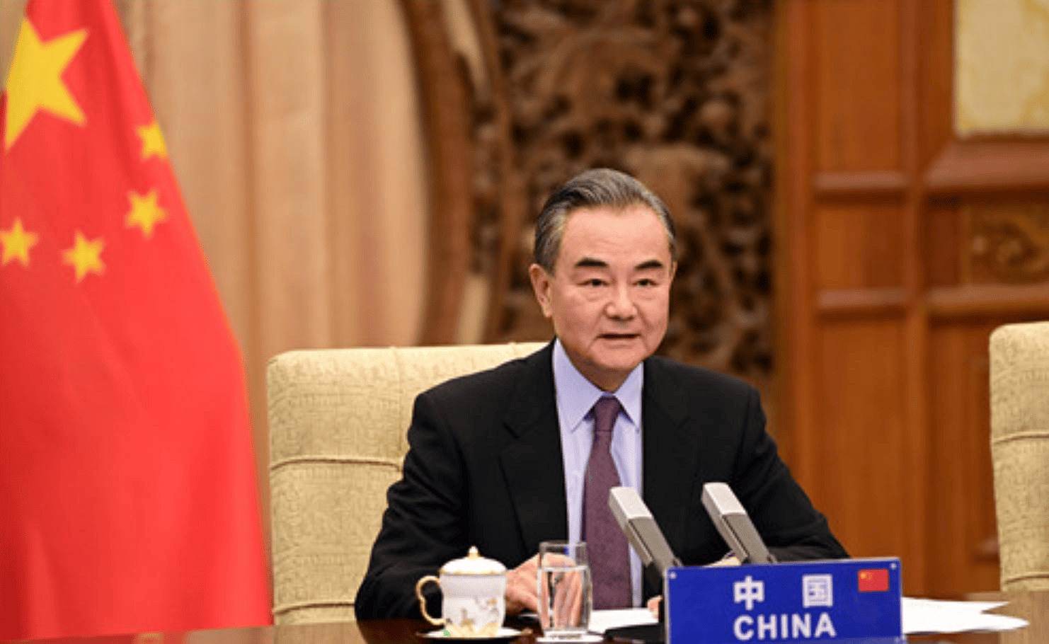 波斯湾战云密布!美航母压境最快 1 天开打?伊朗安排身后事,一架包机抵华