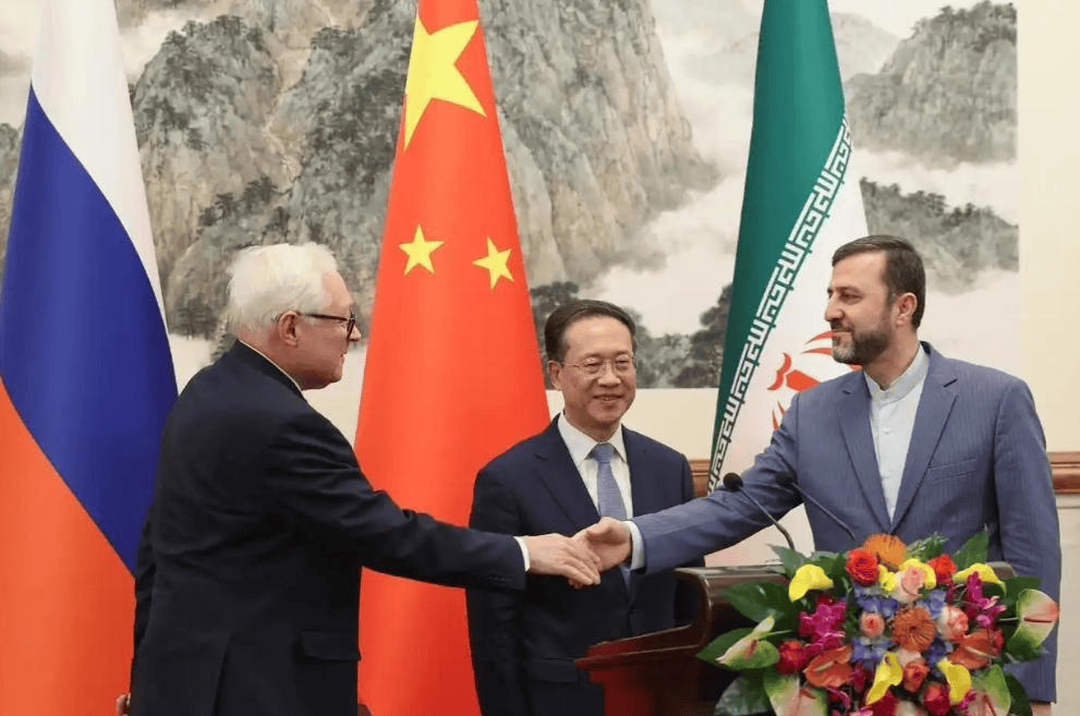 美航母舰队已到伊朗家门口,中俄防长紧急通话,释放了一个明确信号