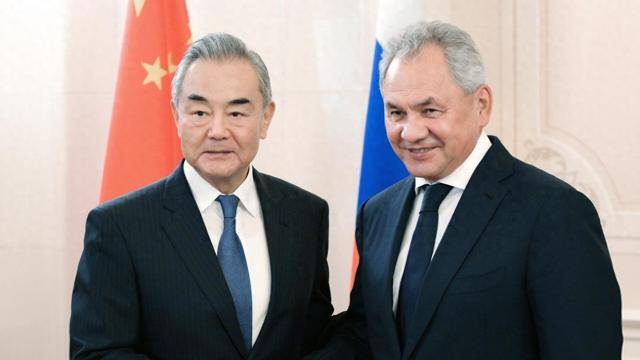 清算完日本战犯后,受普京委派,绍伊古突然落地北京,中俄有要紧事得当面谈!