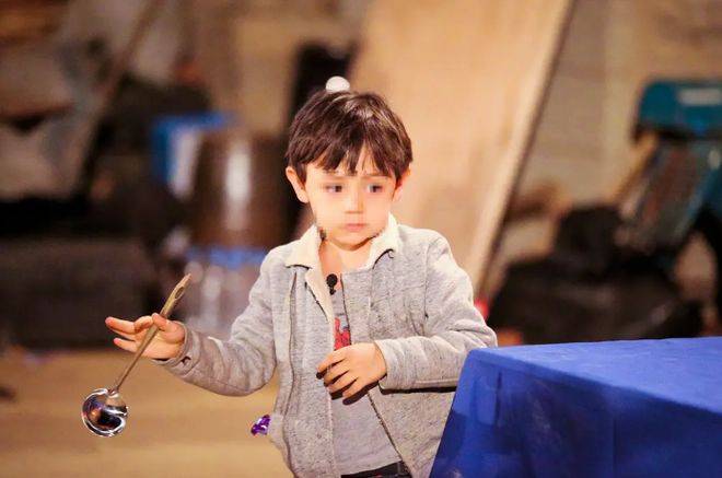 刘烨儿子上法国新闻联播，14岁诺一真的长大了，一圈胡子抢镜