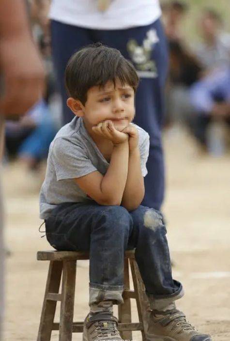 刘烨儿子上法国新闻联播，14岁诺一真的长大了，一圈胡子抢镜