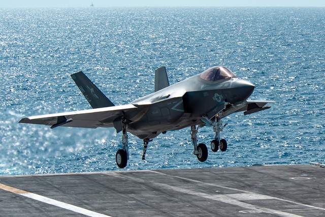 F-35C空战首杀诞生，美军看似赢下一局，林肯号航母却陷入危机？