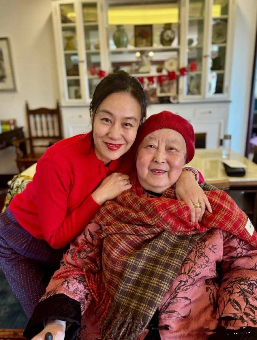 邬君梅独自庆60大寿，结婚30年做9次试管没怀孕，外籍丈夫已病逝