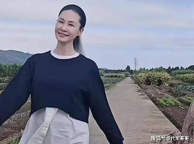 59岁于文华近况曝光！离婚后带女儿嫁给粉丝，如今尽情享受田园生活