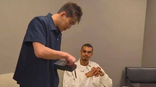 郭艾伦的确是CBA顶流！和文班亚马互赠礼物+搭档林书豪直播N