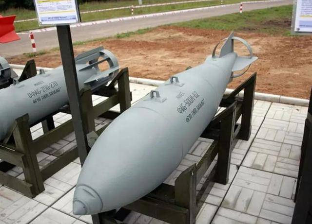 一个月砸下5717枚炸弹，俄罗斯和乌克兰，谁会先撑不下去？