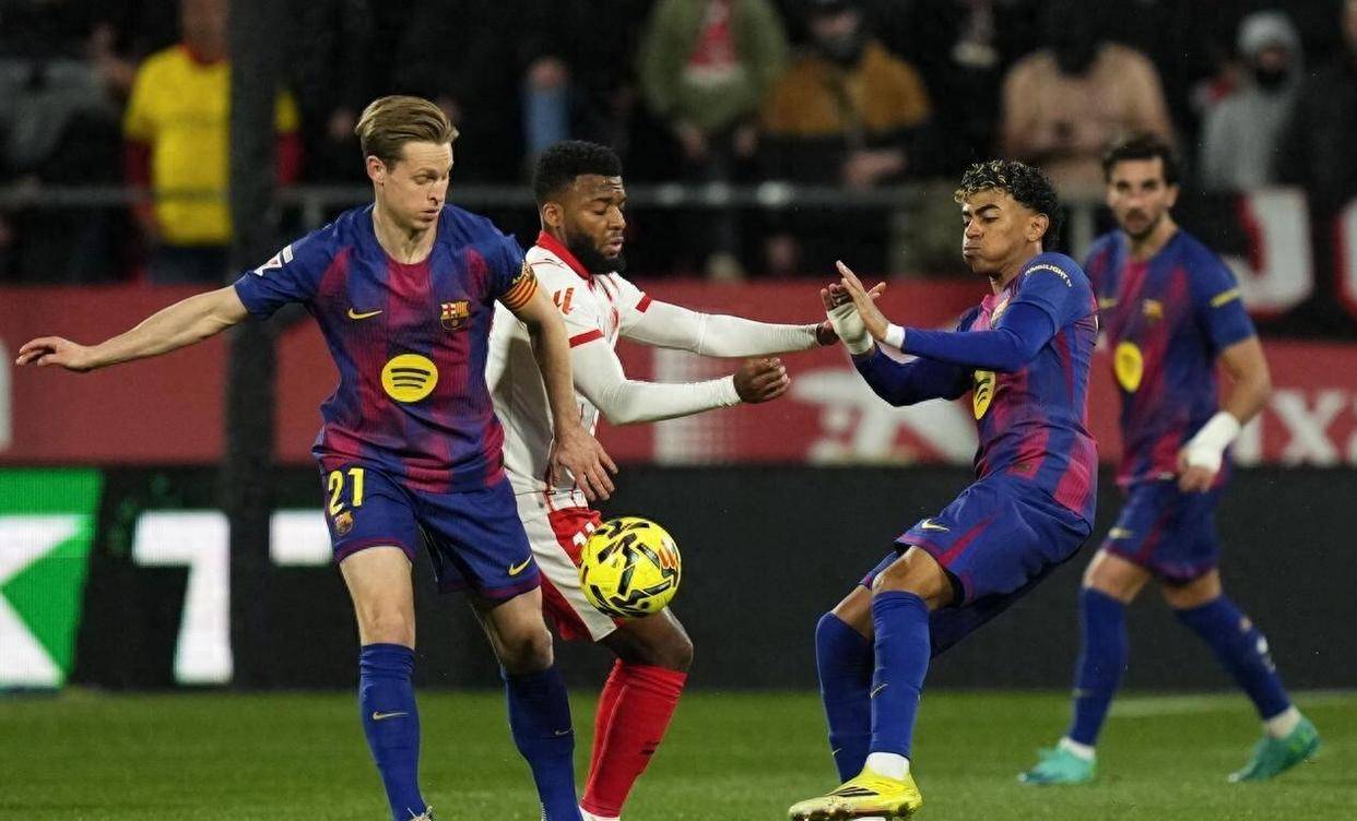 西班牙足球甲级联赛11亿豪门翻车！巴萨点球中柱+87分钟被绝杀隔空送皇马登顶西甲