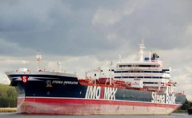 击沉伊朗11艘军舰,100艘渔船,美军还是高兴早了:5万吨海军随即油轮被炸