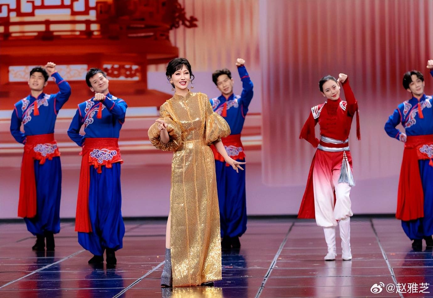 赵雅芝元宵晚会唱《白龙马》，港式儿化音太好笑，央视镜头下美到发光
