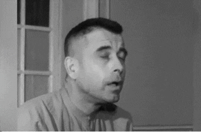 哥别动手,我是美国人!美国飞行员统一跪地投降是有标准的?