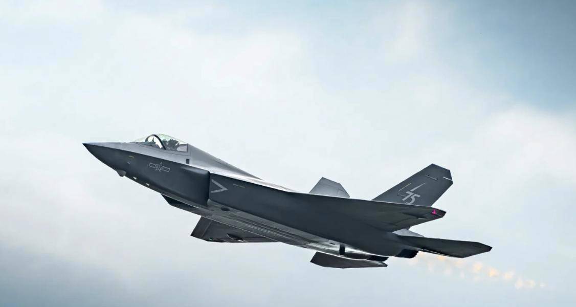 超越美国，中国超级航母能搭载100架舰载机，这事靠不靠谱？