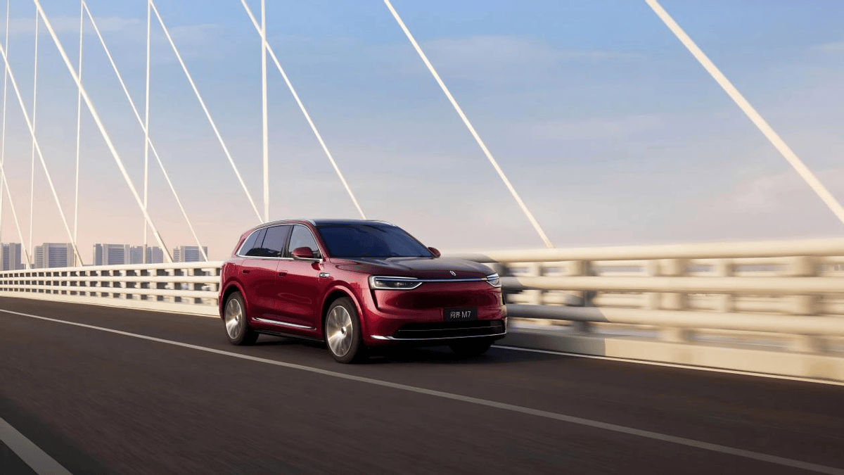 问界M7车主画像发布:平均33岁、高知高收入、安全为首要购车因素(图1)