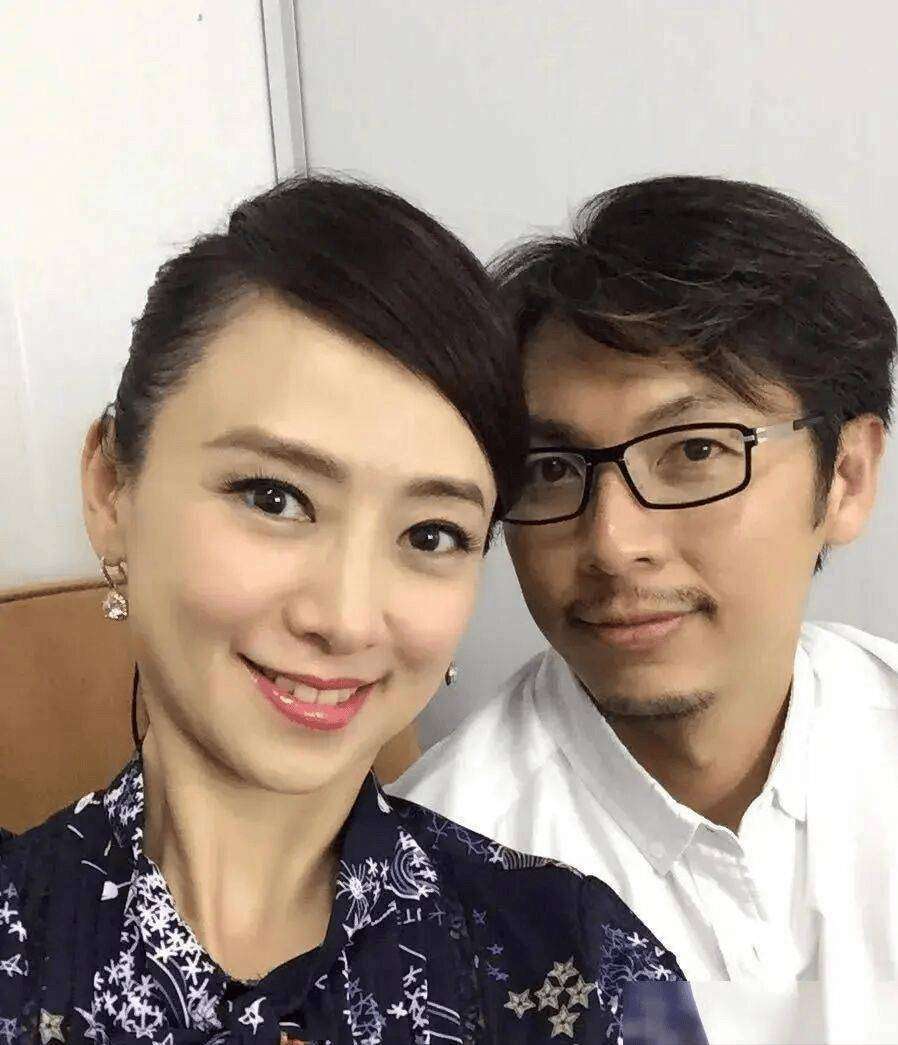 57岁翁虹与健身教练丈夫分居4年，每天雷打不动云聚餐，这婚姻模式太敢了！