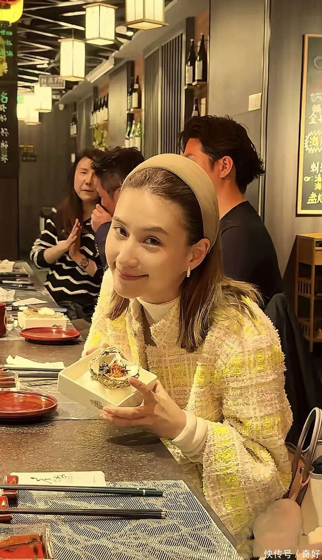 何超莲高调示爱，穿粉色小香风套裙很温柔，窦骁一身黑衣超酷