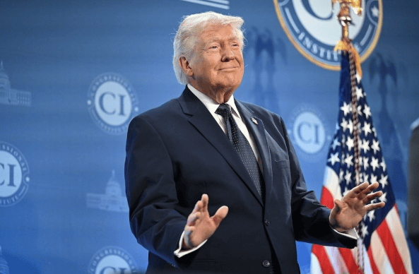 事情闹大了！特朗普在空军一号上，锁定下一个目标？中俄都动了