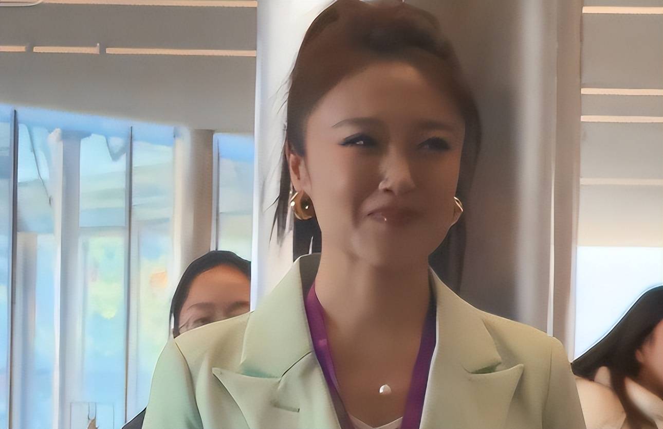 玖月奇迹离婚7年，王小玮近况曝光，43岁无婚无育，发福显老