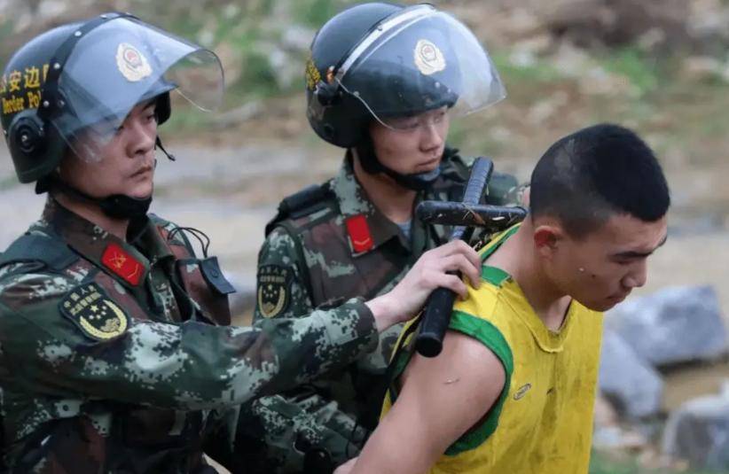 如果逃犯越过“国境线”1米后，还能开枪吗？看完才知后果有多严重