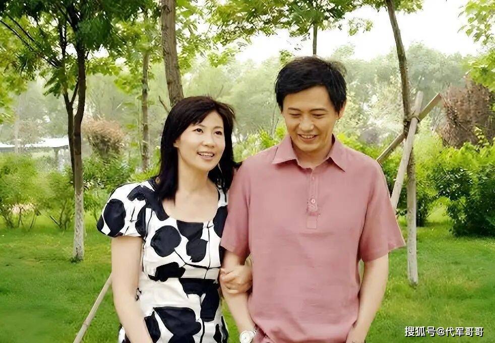 62岁程前近况曝光!与董卿分手后娶小20岁朱瑞,如今婚姻幸福成人生赢家