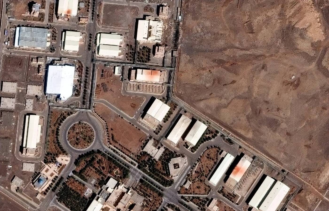 死伤惨重！双方互相轰炸对方核设施，1吨重弹头砸中以色列核基地，战争红线已破