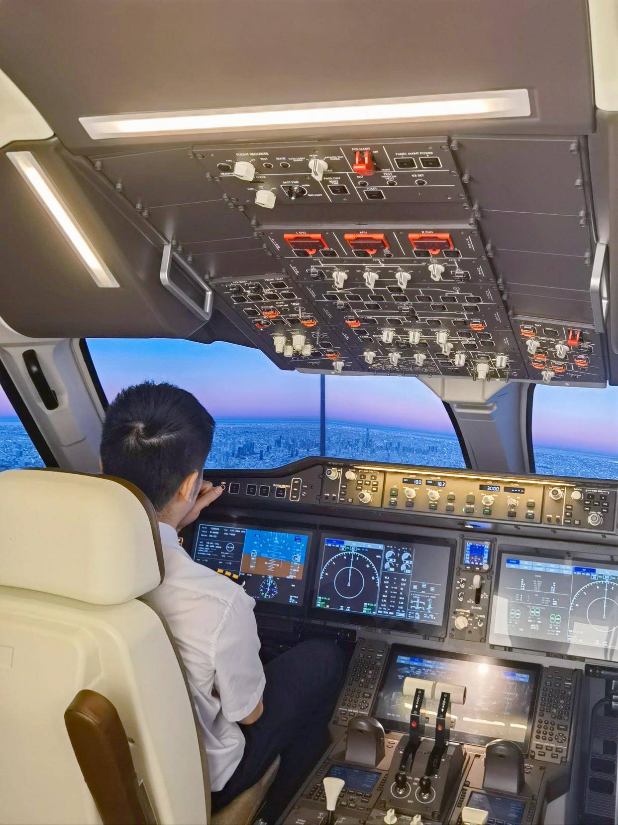 传国内一客机副机长被女乘务长损坏涉事航空公司被扒事发全过程被还原