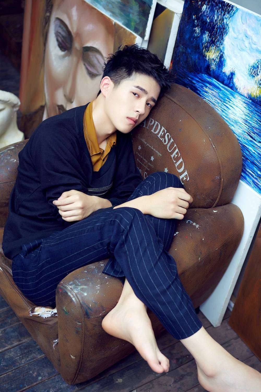 模糊商K视频炸翻内娱！刘昊然甩行程硬刚造谣郭麒麟有前科却争议最小严浩翔拿实锤竟遭全网黑？-第2张图片-