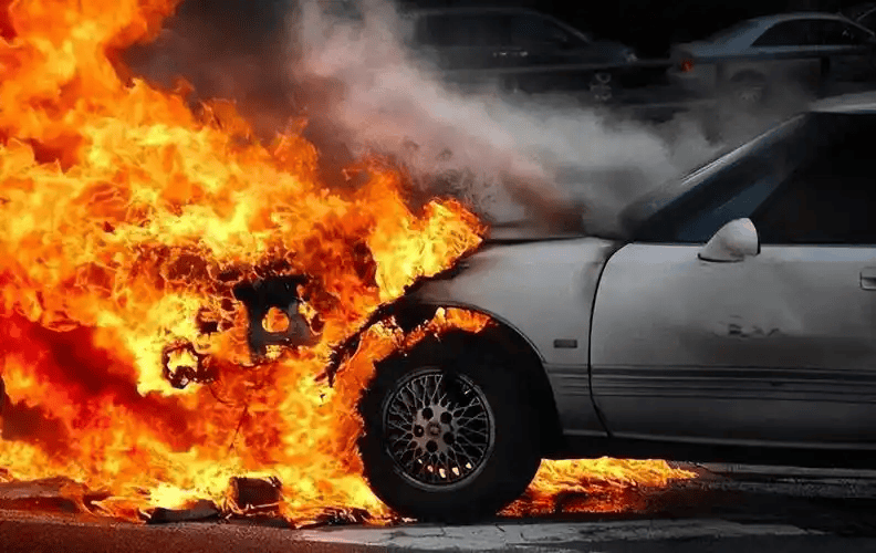 别慌!新能源汽车起火90%的人都搞错了这些事(图1)