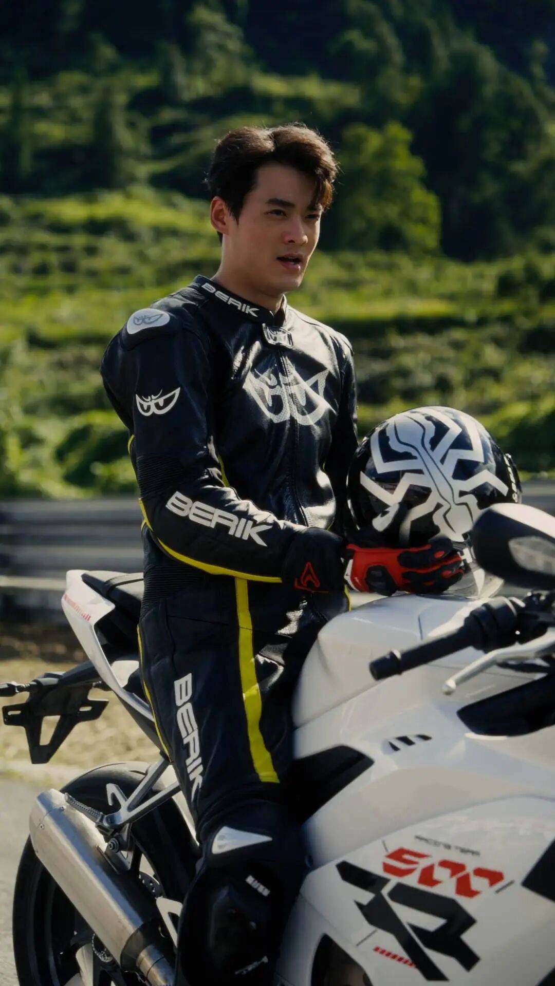 张雪机车成热播短剧男主座驾，主创：品牌精神符合男主人设