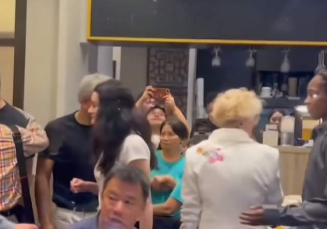 黄仁勋与家人台湾省聚餐！爸爸与哥哥都秃顶，因祖籍问题网友破防