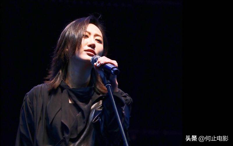 公开出轨、大方出柜出道12年她的花边绯闻从不断却被捧上神坛-第7张图片-