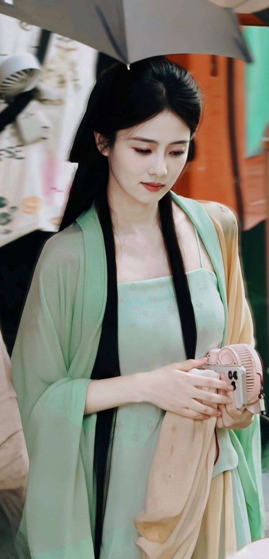 白鹿自立门户首月狂揽8部代言老东家起诉反被曝偷税漏税业内集体声讨