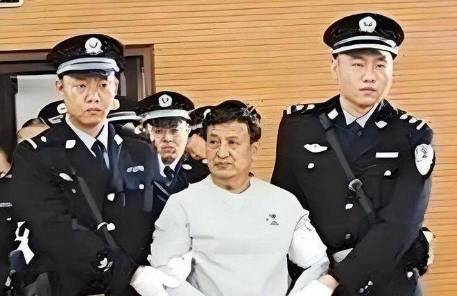 
        盗墓界祖师爷身价5亿，盗了上百个古墓，法庭上叫喊：我能打开秦始皇陵