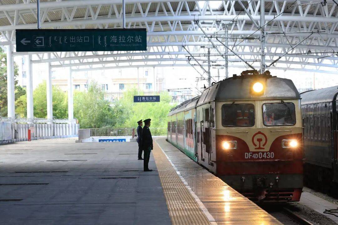 串联森林、草原和湿地！这趟列车沿线秋景绝美
