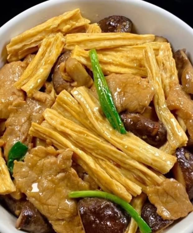腐竹炒肉，酱香浓郁一盘下饭