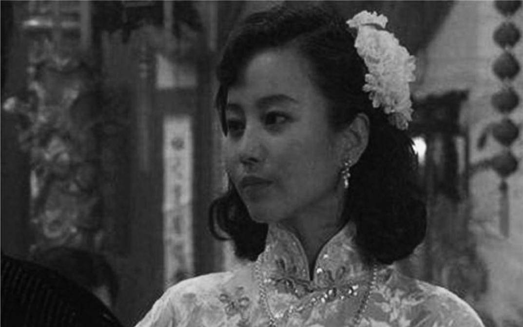 
        1941年的一个夜晚，日军轰炸重庆，一条黑影趁机潜入总统府