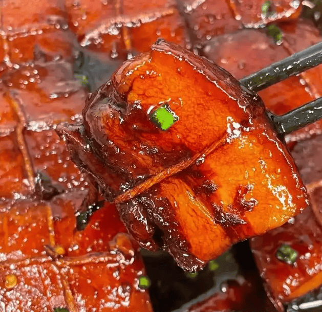 区别普通红烧肉，稻草清香赋予肉块独有的田野气息